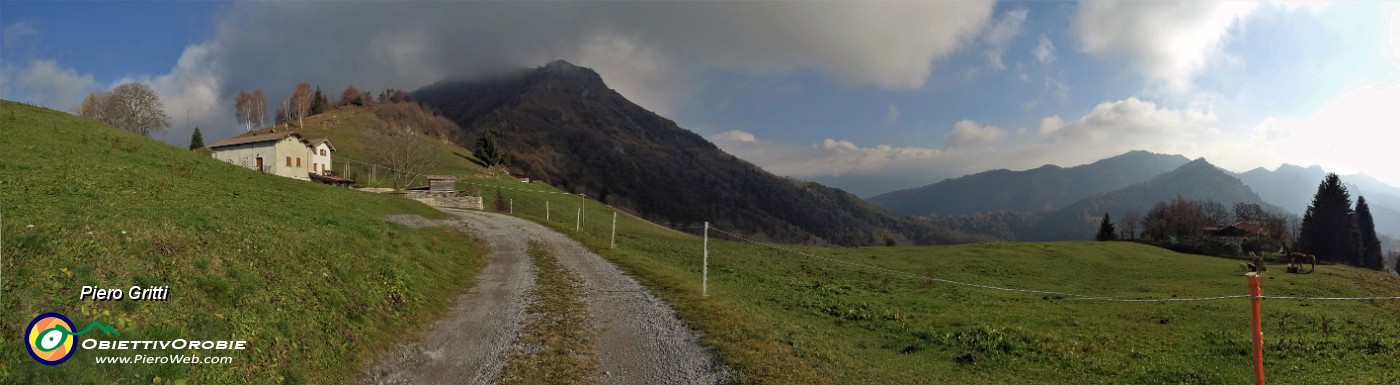 12 Sole sui prati verso la Forcella di Spettino, nuvole in vetta al Monte Gioco.jpg